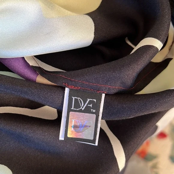 NWOT Diane von Furstenberg silk top. Size M - Picture 10 of 16
